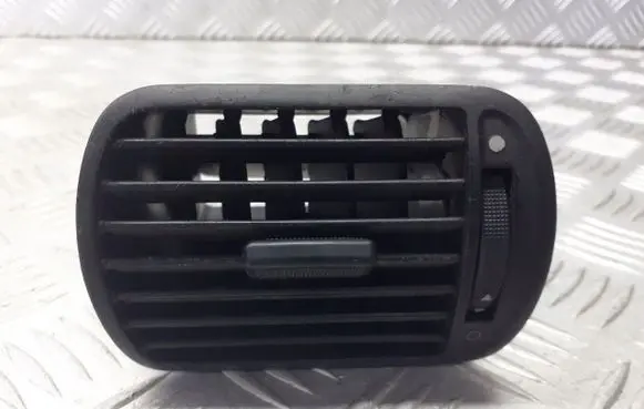 Seat Toledo II (1M) Dashboard air vent grill cover trim 8L0820901