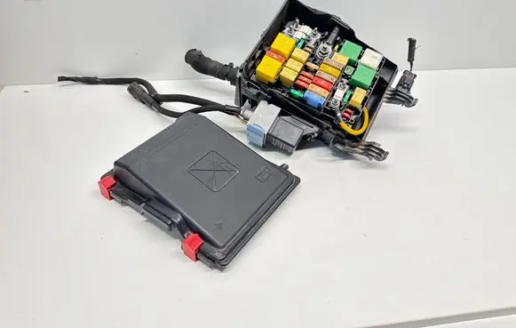 Citroen C4 II Picasso Fuse module 9804848580 3334888ST3 9678633380
