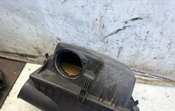BMW 5 E60 E61 Air filter box 7792416