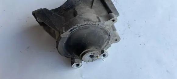 Honda CR-V Engine mount bracket