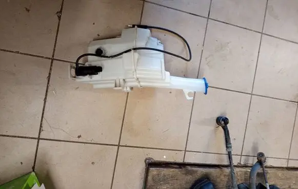 Hyundai Ioniq Windshield washer fluid reservoir/tank 8610G2010