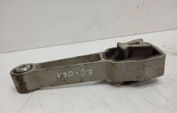Volvo V70 Engine mount bracket