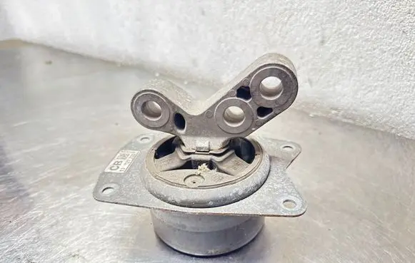 Opel Insignia A Engine mount bracket 13227730