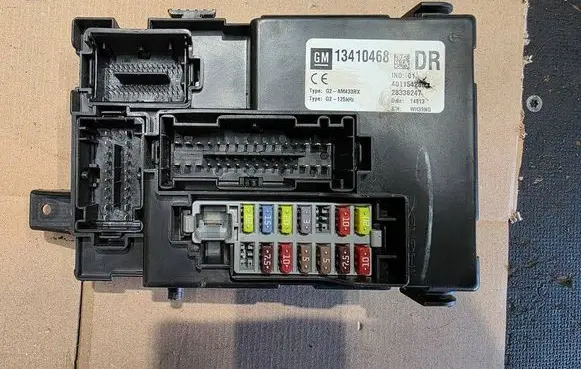 Opel Meriva B Fuse box set 13410468