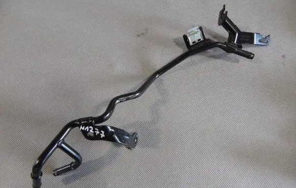Volkswagen PASSAT B8 Engine coolant pipe/hose 04L121070AB