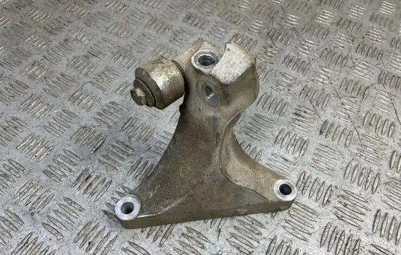 Subaru Outback (BS) Engine mounting bracket