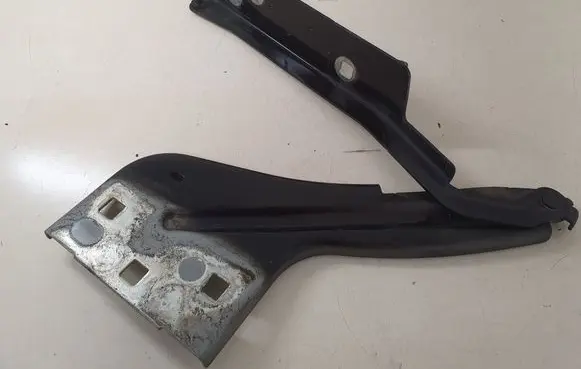 Engine bonnet/hood hinges