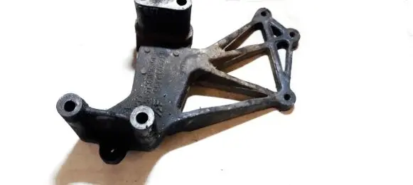 Engine mounting bracket