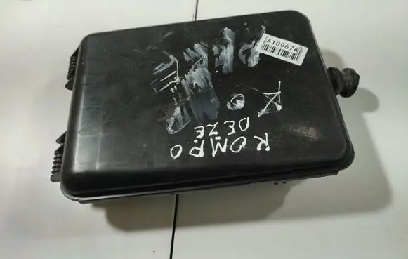 Volkswagen PASSAT B5 Engine control unit box 