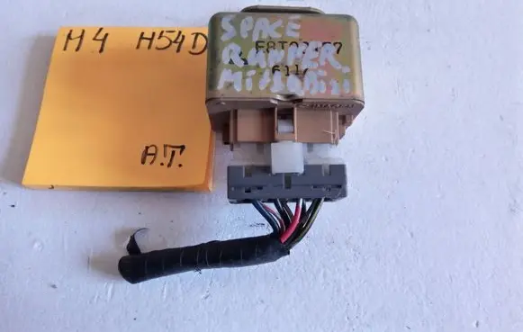 Mitsubishi Space Runner Fuel pump relay 1212123