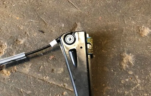 Volkswagen Jetta V Front window lifting mechanism without motor 1K5837462B