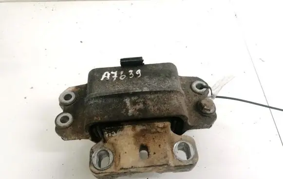Volkswagen Golf V Engine mount bracket