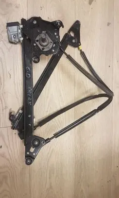 Rear door manual window regulator