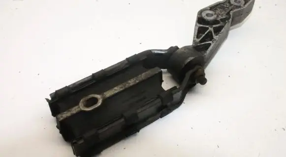 Volvo XC70 Engine mounting bracket 8G9N6P082BA