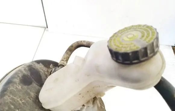 Toyota Avensis T270 Brake fluid reservoir 0204255330