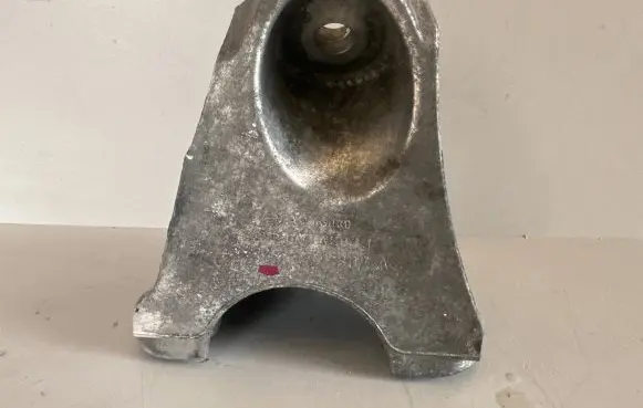 Audi Q7 4L Engine mounting bracket 7L6199307A