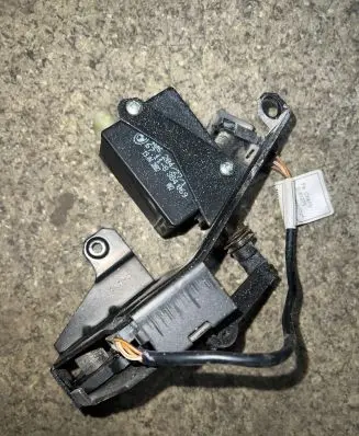 BMW 5 E39 Tailgate/trunk/boot lock/catch/latch 8238469