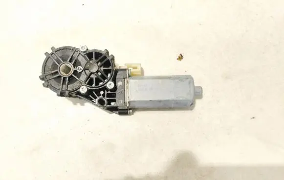 BMW 5 E60 E61 Seat adjustment motor 0390201999 8316670