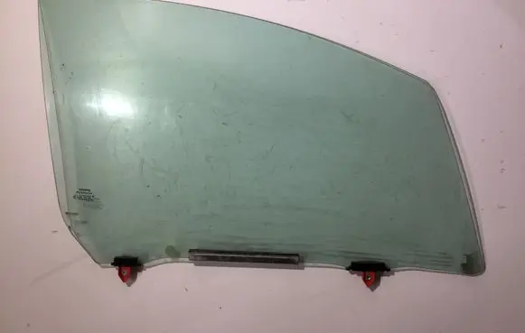 Toyota Yaris Front door window glass four-door