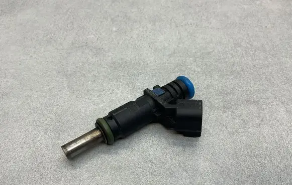 Opel Mokka Fuel injector 55562599