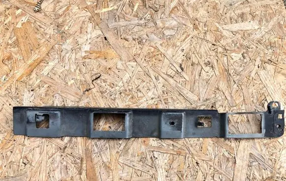 Nissan X-Trail T30 Fender mounting bracket