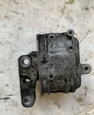 Volkswagen Touran I Engine mount bracket
