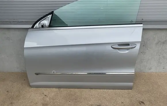 Volkswagen PASSAT CC Front door LA7W