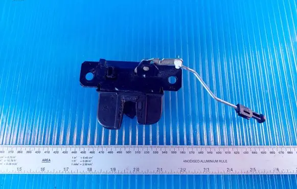 Volkswagen Touareg I Tailgate window lock/catch/latch 7L6827505