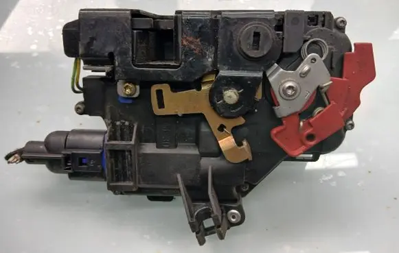 Volkswagen Golf V Rear door lock 7L0839015