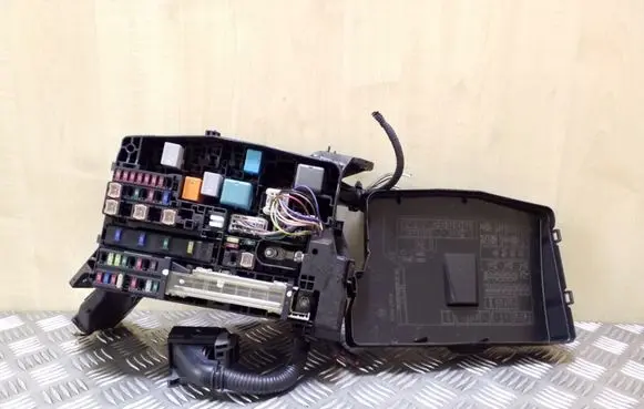 Toyota Avensis T270 Fuse box set