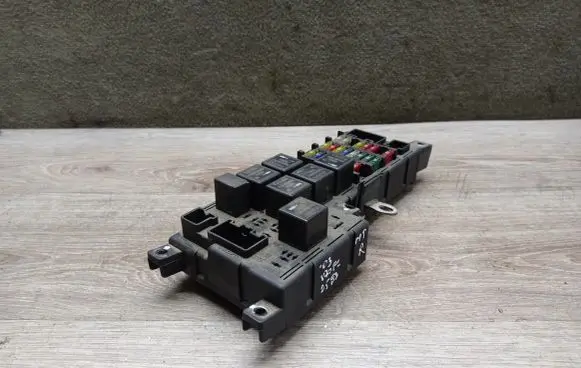 Volvo V70 Fuse module 518828108 30728008