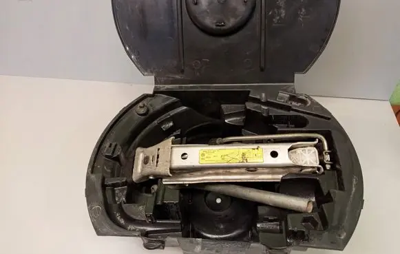Volkswagen Polo IV 9N3 Tool box 6Q0012115F 6Q0011031D
