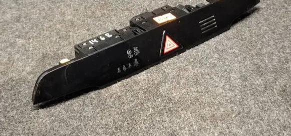 Hyundai Tucson TL Hazard light switch 93700D7100