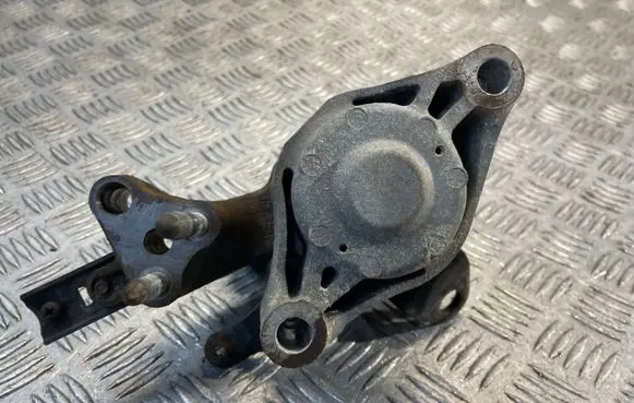 Toyota Prius (XW20) Engine mount bracket