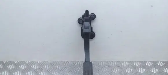 Accelerator throttle pedal