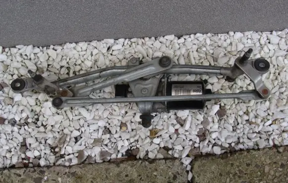 Fiat 500L Front wiper linkage and motor W000035841