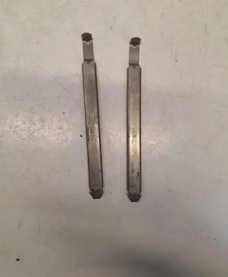 Headlight/headlamp mounting bracket