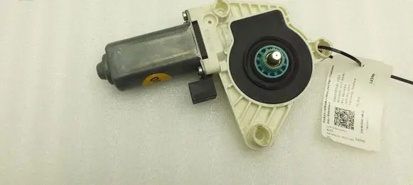 Volkswagen PASSAT B8 Front door window regulator motor 5Q4959802B