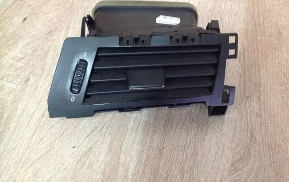BMW 5 E60 E61 Dash center air vent grill 6949303