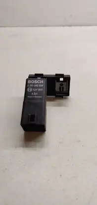 Volkswagen PASSAT B6 Glow plug pre-heat relay 0281003038
