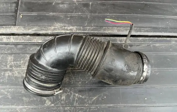Opel Insignia A Air intake hose/pipe E10942A01