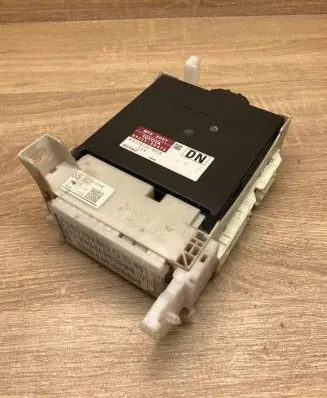 Toyota Yaris Fuse module 892210D870 MB2381008010