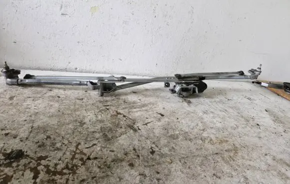 Opel Zafira A Front wiper linkage and motor