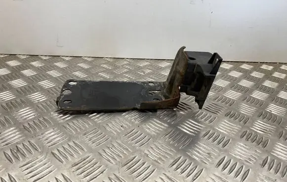 BMW 3 E90 E91 Radiator mount bracket 7117811