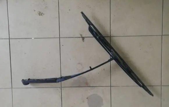 Land Rover Range Rover L322 Front wiper blade arm 102706