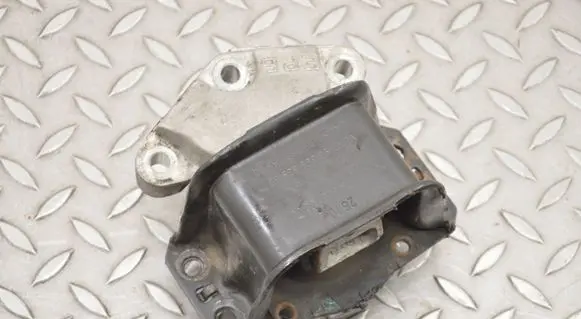 Engine mount bracket