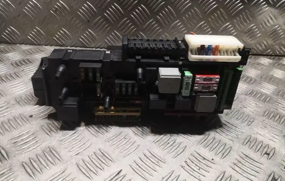 Mercedes-Benz E A207 Fuse box set 2129001806 A2129001806