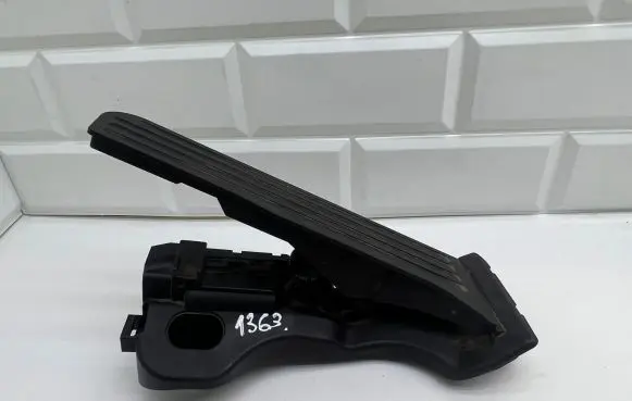 Volkswagen PASSAT B6 Accelerator throttle pedal 1K1723503L 6PV00860001
