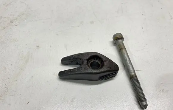 Peugeot 5008 II Fuel Injector clamp holder 9674341880 1982E1