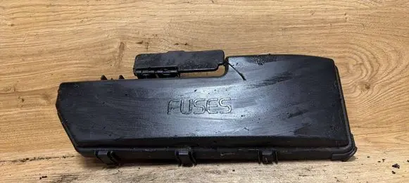 Volvo V70 Fuse box cover 9494211